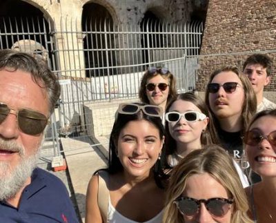 Russell Crowe torna a Roma e porta la famiglia al Colosseo: "Ecco il mio vecchio ufficio"