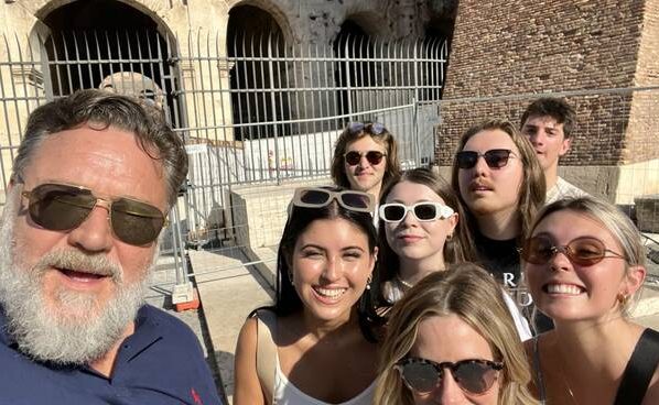 Russell Crowe torna a Roma e porta la famiglia al Colosseo: "Ecco il mio vecchio ufficio"