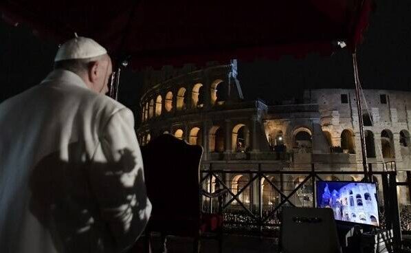 papa francesco via crucis colosseo