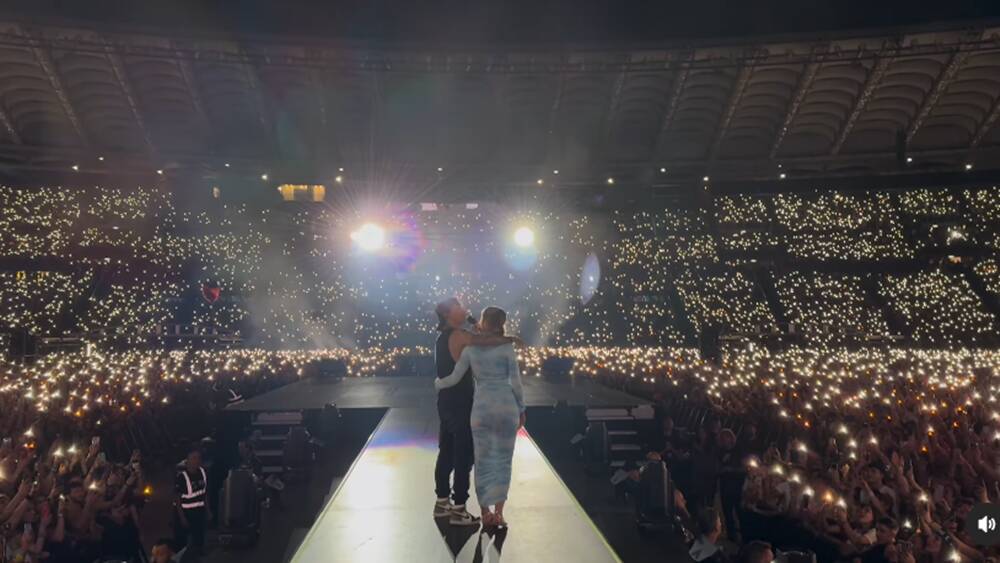 Ultimo diventerà papà: l’annuncio al concerto e il bacio al pancione della compagna -VIDEO